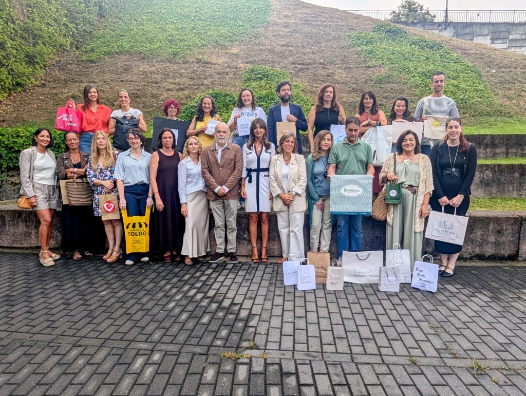 El programa de apoyo al comercio local de “Oviedo Emprende” arranca con un encuentro entre los participantes, la Cámara y el Ayuntamiento en el Talud de la Ería El programa de apoyo al comercio local de “Oviedo Emprende” arranca con un encuentro entre los participantes, la Cámara y el Ayuntamiento en el Talud de la Ería