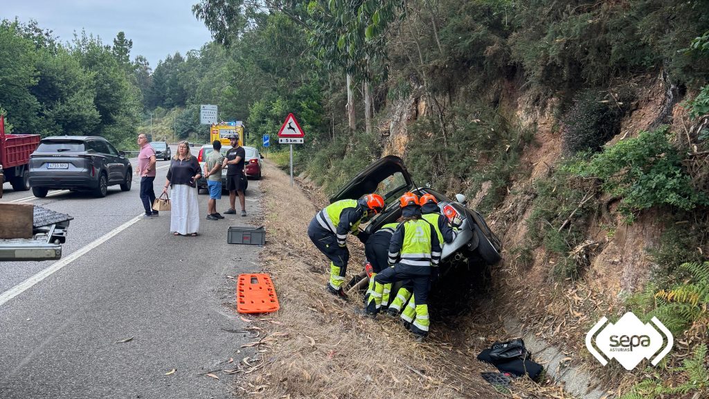 ACCIDENTE DE TRÁFICO EN CASTRILLÓN ACCIDENTE DE TRÁFICO EN CASTRILLÓN