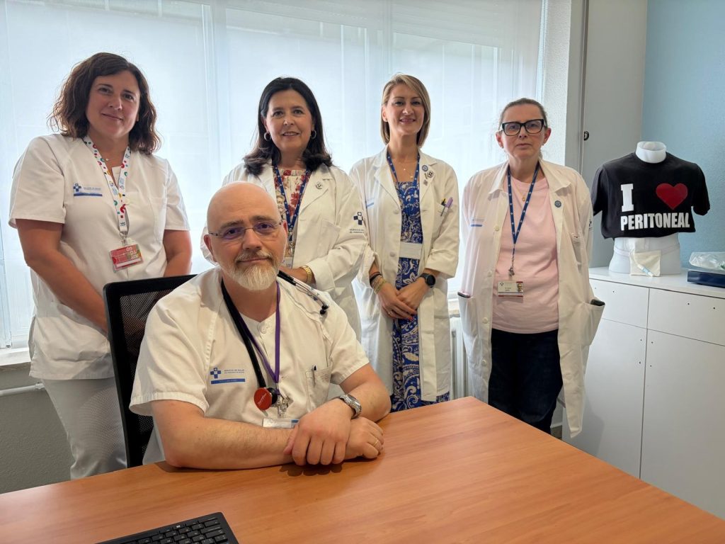 El Hospital de Cabueñes incorpora el tratamiento de diálisis peritoneal a domicilio, que aporta autonomía y calidad de vida a pacientes con enfermedad renal El Hospital de Cabueñes incorpora el tratamiento de diálisis peritoneal a domicilio, que aporta autonomía y calidad de vida a pacientes con enfermedad renal