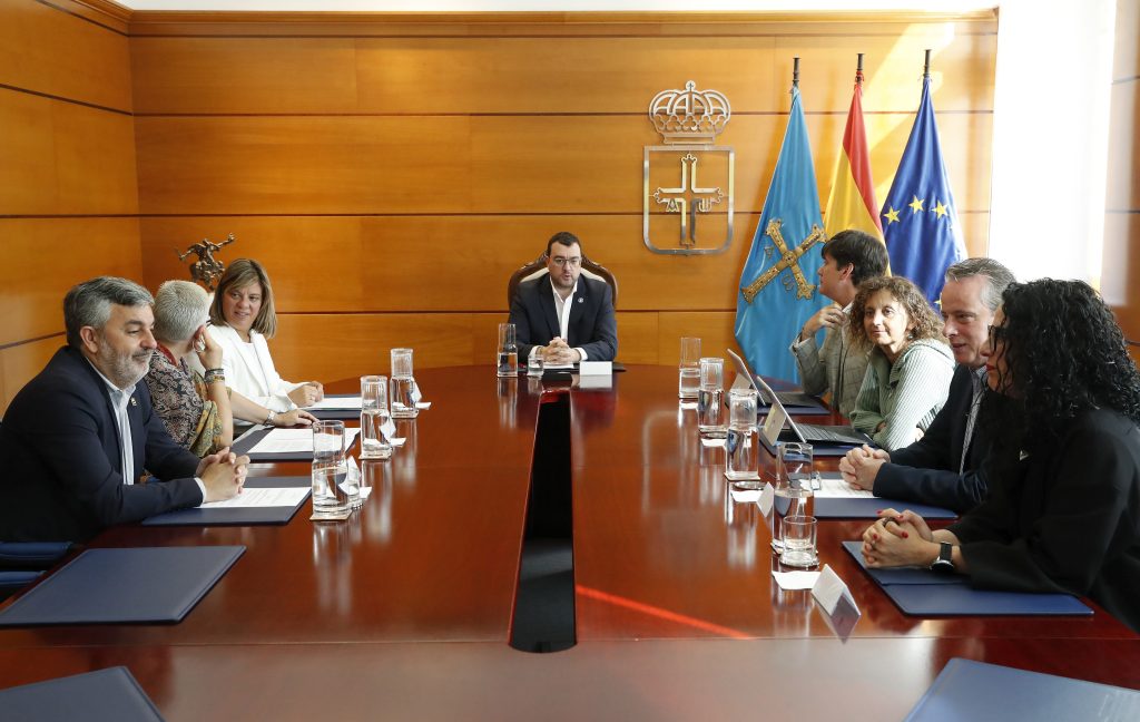 El Gobierno de Asturias refrenda el acuerdo que mejora las condiciones laborales y retributivas del personal del Sespa para fidelizar talento y aliviar las listas de espera El Gobierno de Asturias refrenda el acuerdo que mejora las condiciones laborales y retributivas del personal del Sespa para fidelizar talento y aliviar las listas de espera