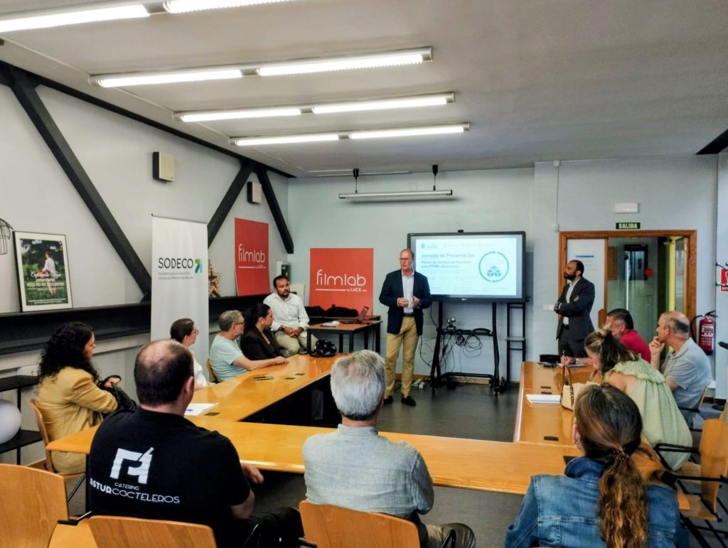 Una docena de empresas participan en Mieres en una jornada organizada por la Cámara de Comercio para impulsar la gestión eficiente de residuos en las pymes asturianas Una docena de empresas participan en Mieres en una jornada organizada por la Cámara de Comercio para impulsar la gestión eficiente de residuos en las pymes asturianas