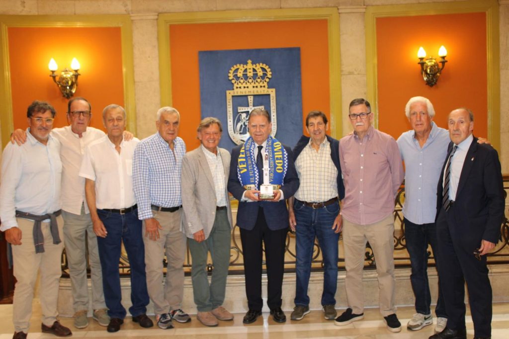 Los Veteranos del Real Oviedo recibidos por el Alcalde de Oviedo, Alfredo Canteli